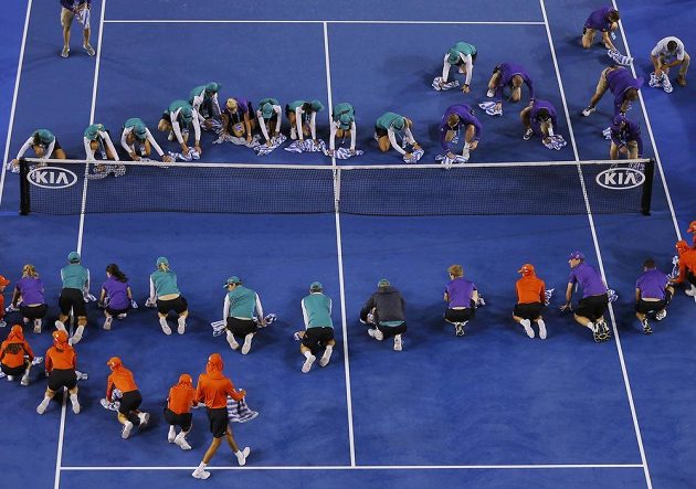 Otevřená střecha ve spojení s deštěm způsobila krátkou pauzu, která nakonec přišla vhod spíš Williamsové