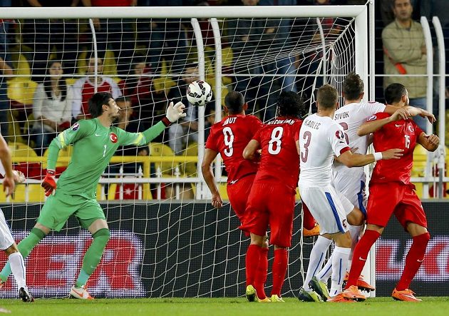 Tomáš Sivok (druhý zprava) střílí vyrovnávací gól České republiky v Istanbulu proti Turecku.