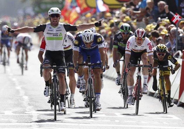 Mark Cavendish (vlevo) vyhrál závěrečný spurt úvodní etapy Tour de France.
