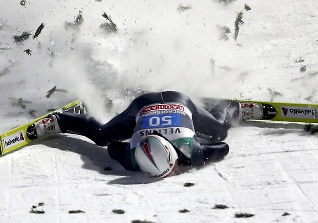 Přistání pro Simon Ammanna ze Švýcarska bylo při posledním závodě Turné v Bischofshofenu opravdu drsné.