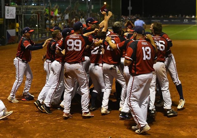 Radost českých reprezentantů z vítězství nad Kubou, který rozhodl o postupu softbalistů do čtvrtfinále MS.