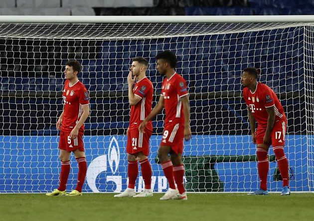 Zklamaní fotbalisté Bayernu Mnichov. Ani výhra v odvetném čtvrtfinále s PSG jim k postupu nestačila.