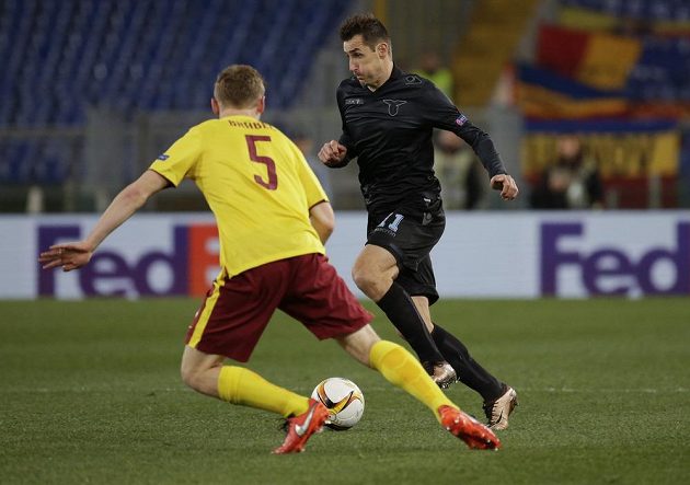 Miroslav Klose z Lazia Řím zkouší obejít sparťanského stopera Jakuba Brabce.