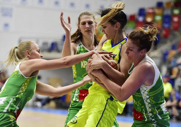 Finále play off basketbalové ligy žen USK Praha - KP Brno nabídlo pořádnou bitvu. V akci je Marija Režanová z USK mezi hráčkami Brna (zleva) Monikou Verlíkovou, Ilonou Burgrovou a Editou Šujanovou.