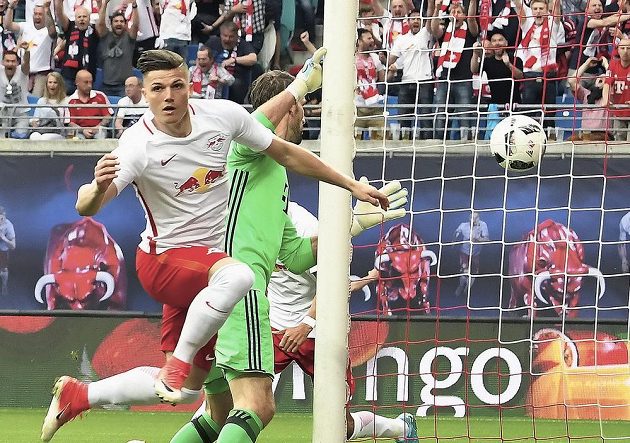 Marcel Sabitzer (vlevo) z Lipska otevřel skóre na góly bohatého ligového zápasu s Bayernem Mnichov.