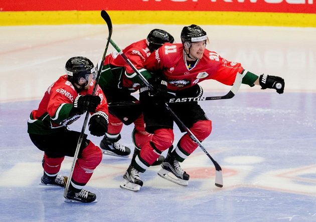 Niklas Lasu (vpravo) oslavuje se spoluhráči vítězný gól Frölundy ve finále Ligy mistrů proti Spartě.