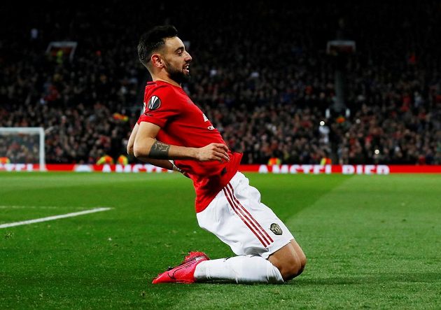 Fotbalista Manchesteru United Bruno Fernandes se raduje z proměněné penalty proti Bruggám.