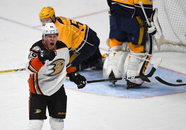 Český hokejový útočník Ondřej Kaše se trefil na ledě Nashvillu, ale jeho Anaheim prohrál zápas 3:6. Postup do finále Stanley Cupu si zajistil tým Predators.