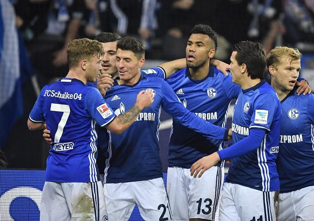 Tým Schalke oslavuje gól Erica Maxima Choupo-Motinga (uprostřed) v utkání proti Darmstadtu.