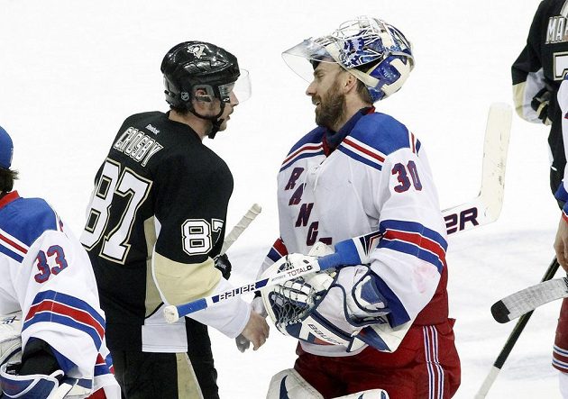Útočník Pittsburghu Sidney Crosby (vlevo) si podává ruku s brankářem New Yorku Rangers Henrikem Lundqvistem po sedmém utkání 2. kola play off NHL.