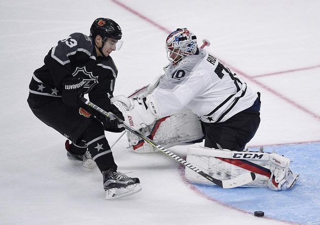 Brankář Metropolitní divize Braden Holtby (70) se brání nájezdu Johnnyho Gaudreaua v Utkání hvězd.
