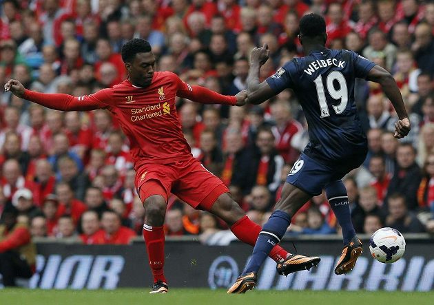 Daniel Sturridge z Liverpoolu (vlevo) svádí souboj o míč s Dannym Welbeckem z Manchesteru United.