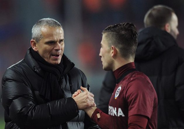 Záložník Sparty Lukáš Vácha a trenér Vítězslav Lavička se radují po výhře nad Plzní.