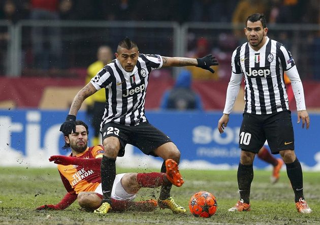Fotbalisté Juventusu Arturo Vidal (uprostřed) a Carlos Tévez (vpravo) v souboji se Selcukem Inanem z Galatasaraye Istanbul.