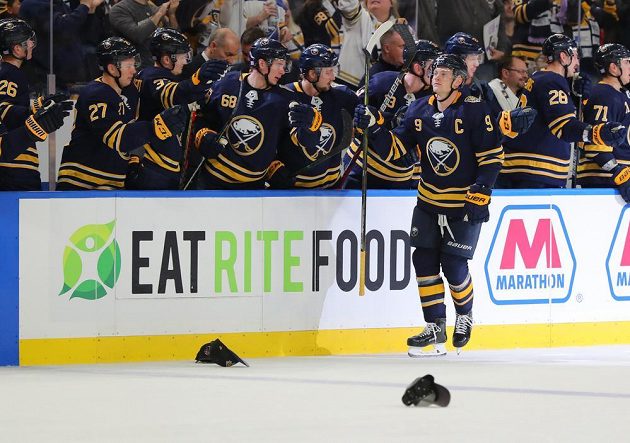 Čepice na led! Hráč Buffala Jack Eichel oslavuje svůj třetí gól do sítě Ottawy.