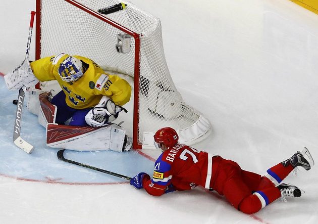 Švédský gólman Viktor Fasth zasahuje v utkání mistrovství světa proti Rusku. Překvapit se jej snažil Alexander Barabanov.