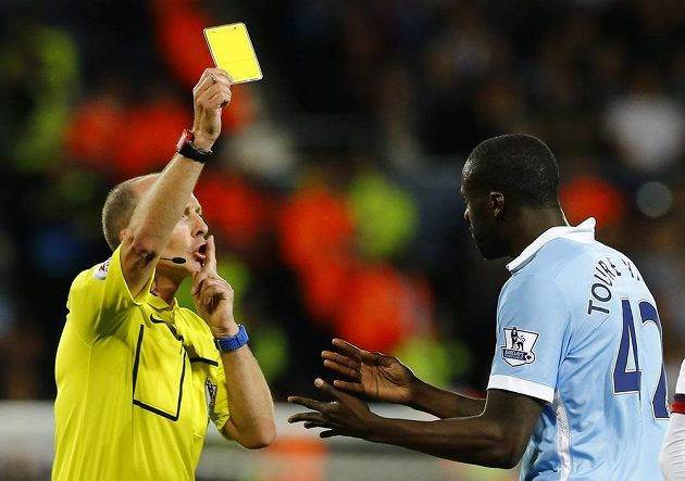 Yaya Toure z Manchesteru City dostává žlutou kartu od sudího Mika Deana v utkání prvního kola Premier League proti West Bromwichi.