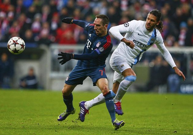 Franck Ribéry z Bayernu Mnichov (vlevo) bojuje o míč s Martinem Demichelisem z Manchesteru City.