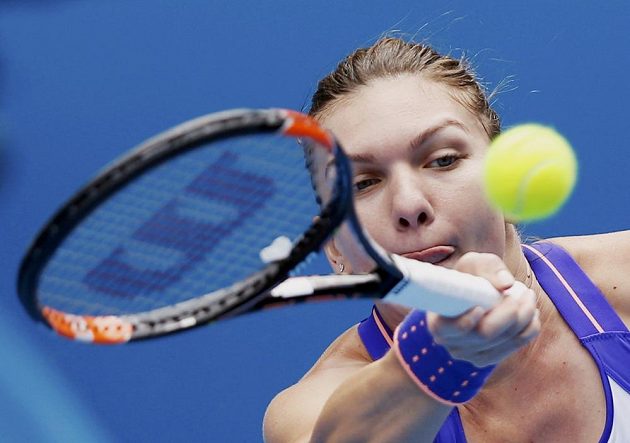 Rumunka Simona Halepová během zápasu s Ruskou Jekatěrinou Makarovovou ve čtvrtfinále Australian Open.