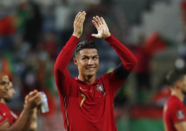 Portugalský hrdina Cristiano Ronaldo se raduje z výhry nad Irskem, kerou dvěma góly zařídil.