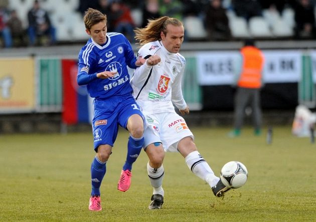 David Houska (vlevo) z Olomouce bojuje o míč s Tomášem Strnadem z Hradce Králové.