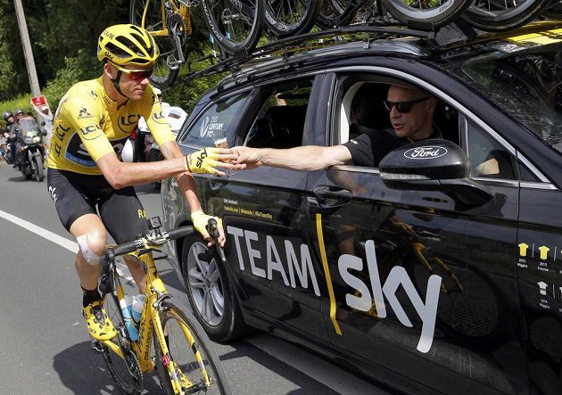 Chris Froome si zajel během poslední etapy k týmovému autu Sky pro sklenku šampaňského.