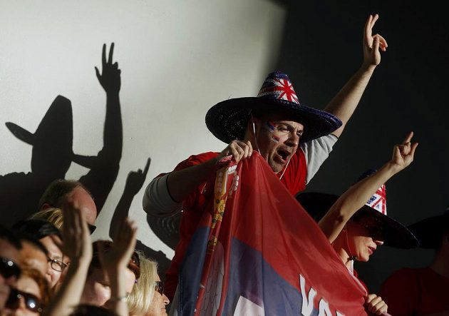 Srbští fanoušci povzbuzovali v semifinále Australian Open Novaka Djokoviče jako na fotbale.