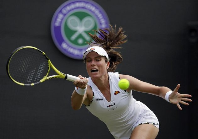 Britská tenistka Johanna Kontaová v akci během grandslamového Wimbledonu.
