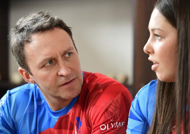 Juniorská mistryně světa ve skeletonu Anna Fernstädtová a reprezentační trenér Dawid Kupczyk (vlevo)