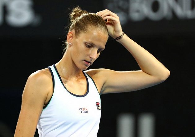 Česká tenistka Karolína Plíšková přemýšlí po zkaženém úderu.