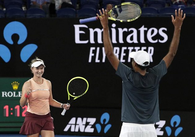 Hotovo. Tenistka Krejčíková získala na Australian Open titul ve smíšené čtyřhře. S Američanem Ramem ve finále porazili domácí Sharmaovou a Smithe 7:6, 6:1.