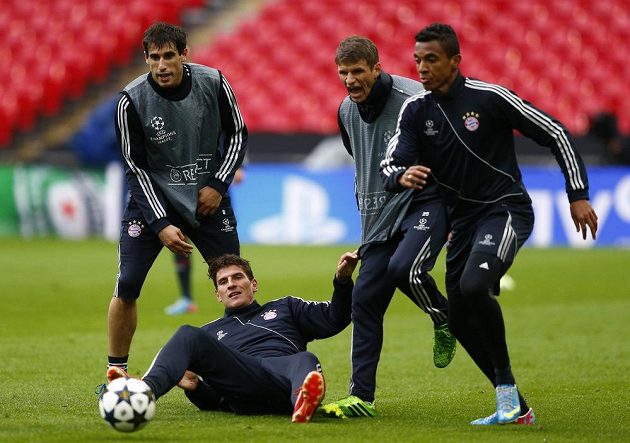 Fotbalisté Bayernu Mnichov Mario Gómez (na zemi), zleva Javi Martinez, Thomas Müller a Luiz Gustavo během tréninku na londýnském stadiónu ve Wembley.