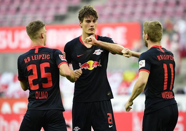 Patrik Schick (uprostřed) z Lipska se raduje po gólu proti Kolínu s Danim Olmem (vlevo) a Timem Wernerem.