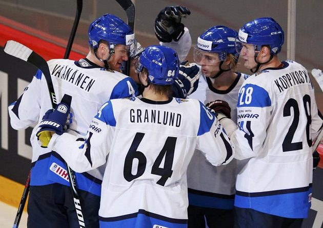 Hokejisté Finska se radují z gólu proti USA, který zaznamenal Lauri Korpikoski (vpravo).