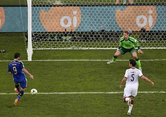 Argentinský útočník Gonzalo Higuaín (vlevo) překonává německého brankáře Manuela Neuera, gól ale nebyl uznaný pro ofsajd.
