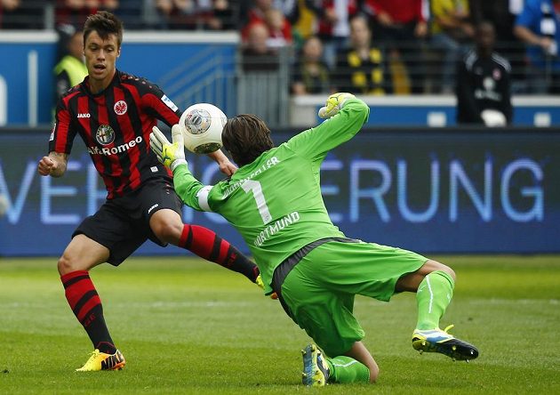 Český útočník Václac Kadlec (vlevo) se snaží překonat brankáře Dortmundu Romana Weidenfellera.