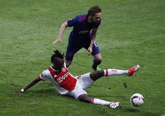 Důrazný souboj mezi Bertrandem Traorém z Ajaxu a Daley Blindem z Manchesteru United.