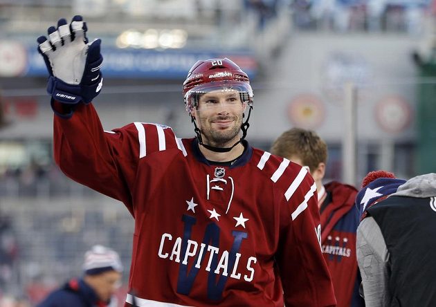Washingtonský Troy Brouwer (20), autor rozhodujícího gólu zápasu pod širým nebem.