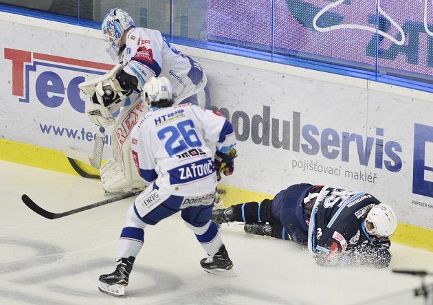 Po souboji s gólmanem Karlem Vejmelkou z Brna (vlevo) spadl na led plzeňský útočník Miroslav Indrák (vpravo). Všemu přihlíží Martin Zaťovič.