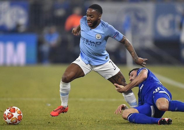 Raheem Sterling (vlevo) z Manchesteru City se snaží uniknout záložníkovi Schalke Danielu Caligiurimu.
