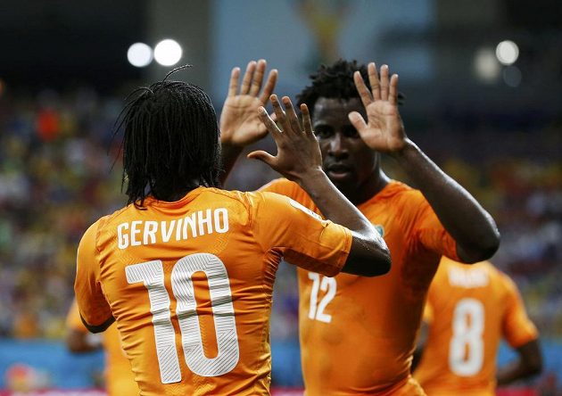 Oba střelci Pobřeží slonoviny proti Japonsku slaví - Gervinho (vlevo) a bývalý sparťanský snajpr Bony.