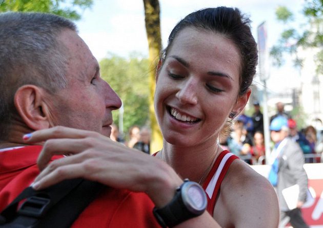 Anežka Drahotová se raduje s trenérem Ivo Pitákem v cíli závodu na 20 km chůze v Curychu, kde získala bronzovou medaili.