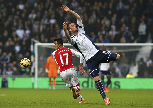 Chris Brunt z WBA (vpravo) se marně snaží zastavit sprintujícího Alexise Sáncheze z Arsenalu.