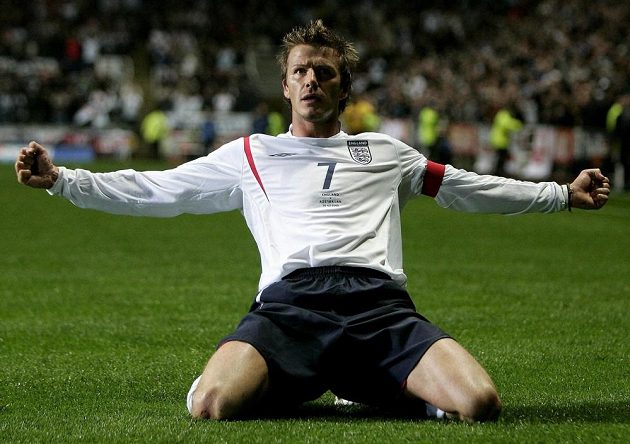 Triumfátor David. Beckham slaví gól v utkání proti Ázerbájdžánu v březnu 2005.