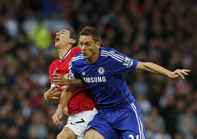 Záložník Chelsea Nemanja Matič v souboji s Argentincem Di Maríou z Manchesteru United.