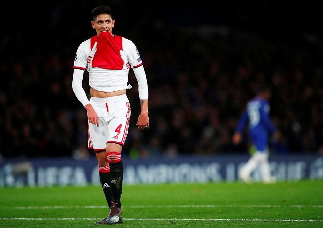 Fotbalista Ajaxu Edson Alvarez a jeho reakce během utkání Ligy mistrů na Chelsea.