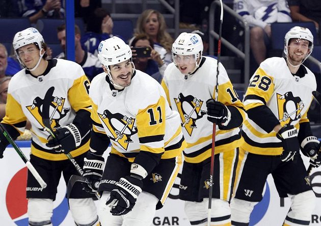 Hokejisté Pittsburghu Penguins vstup do nového ročníku NHL na ledě Tampy Bay zvládli. Jeden z gólů Tučňáků slaví se spoluhráči Brian Boyle (11).