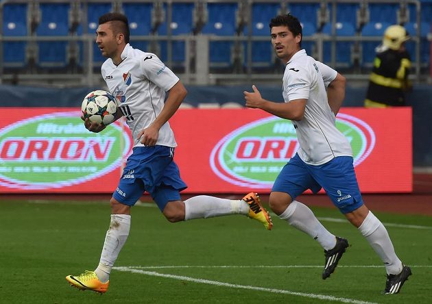 Davor Kukec (s míčem) z Baníku poté, co proměnil penaltu a snížil v utkání s Jabloncem na 1:2. Za ním je jeho spoluhráč Vojtěch Engelmann.