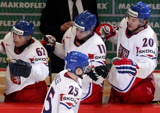 Český útočník Jiří Hudler (s číslem 25) se raduje se spoluhráči ze vstřelení gólu proti Švýcarsku.