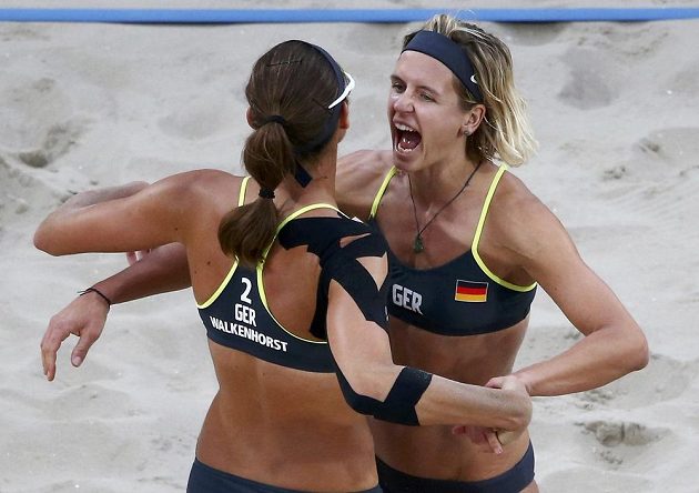 Němky Laura Ludwigová a Kira Walkenhorstová (zády) jsou v olympijském finále plážového volejbalu.